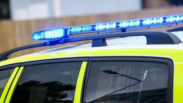 En man i Hagfors gick till attack mot en polispatrull och greps. 