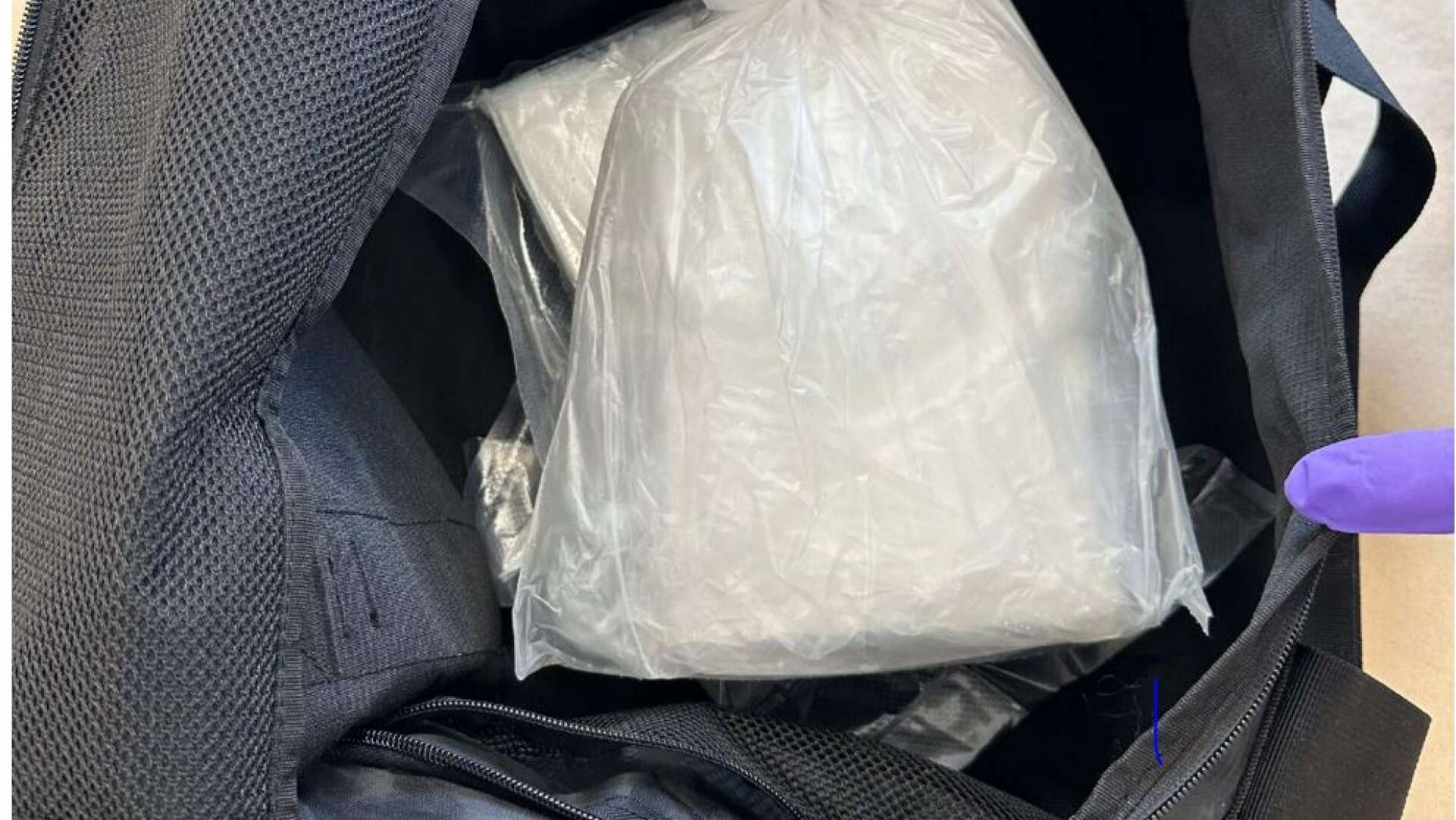 I en undangömd väska i Mariestad hittades knappt tre kilo amfetamin.