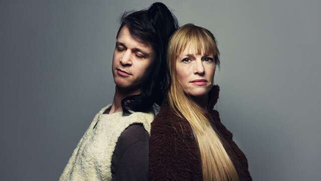 Skådespelaren Charlotta Grimfjord Cederblad och kompositören Erik Dahl gästar Skövde med showen Trail The Blaze.