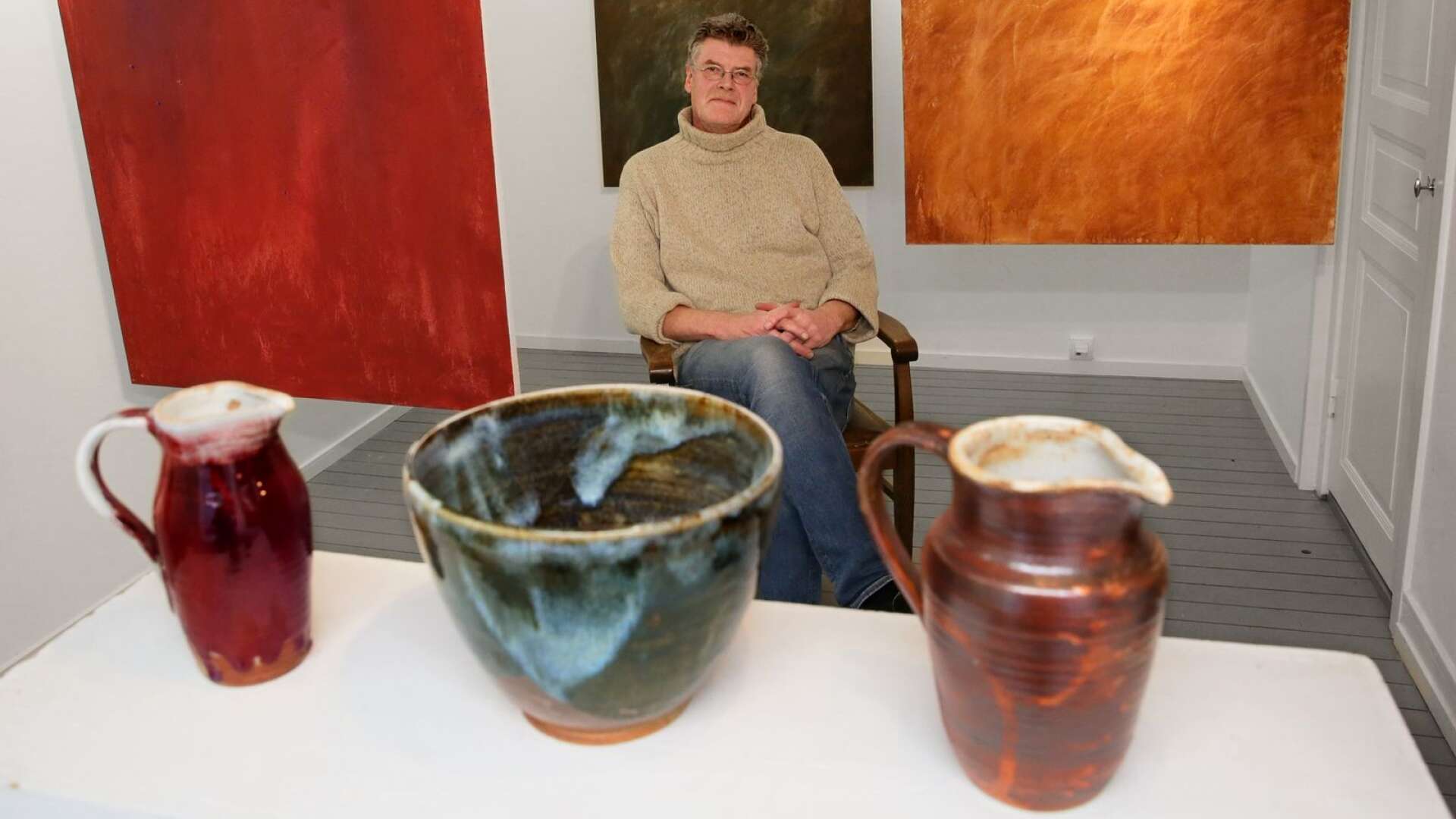 Börje Eriksson, konstnär och ordförande i Konstnärsföreningen Lidan, visar ett urval av sin keramik och sina målningar i det lilla galleriet.