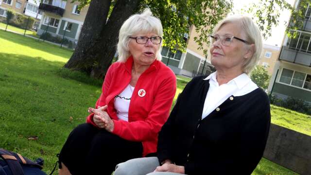 Marie Engström Rosengren och Christina Djäken från Rädda barnen Mariestad planerar för sommarkalas på Karlsholme den 26 augusti.