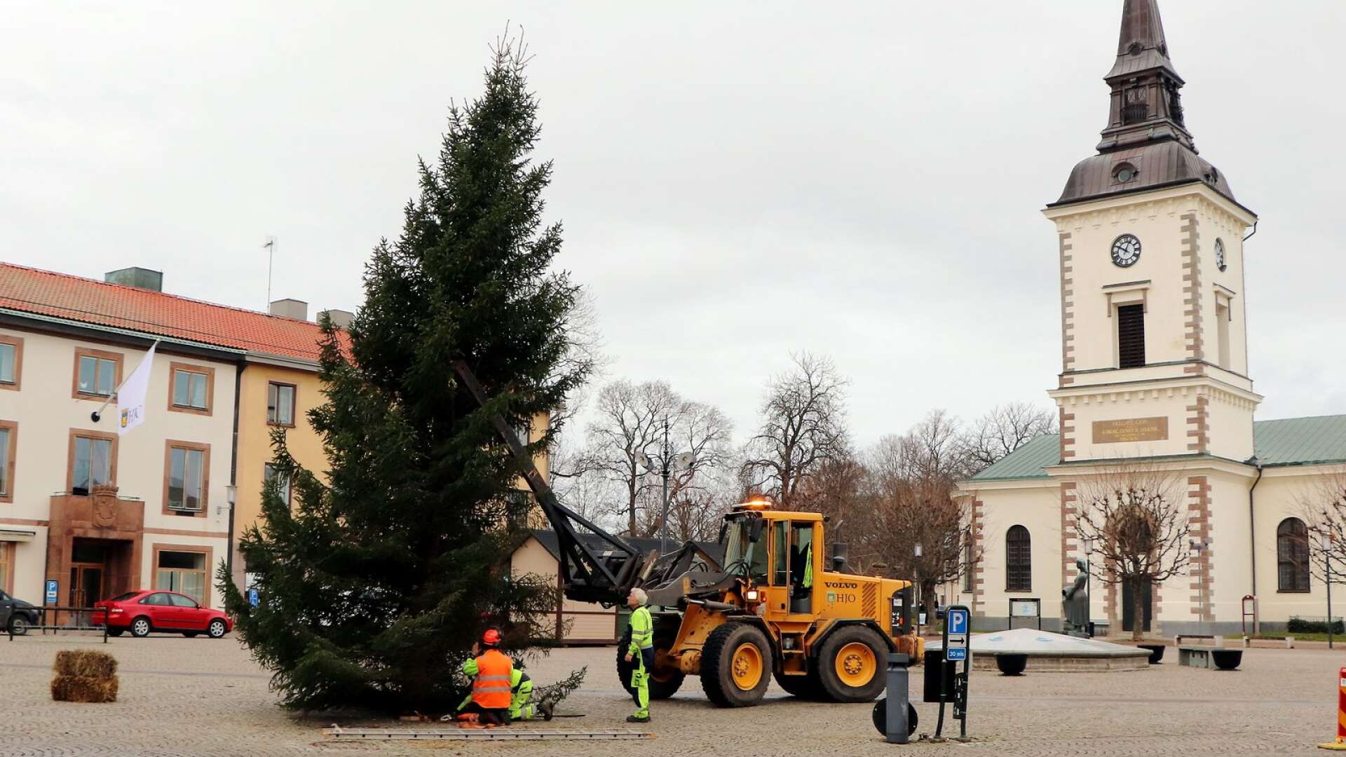 Årets gran restes på Stora torget i veckan. Den är skänkt av Almnäs och är en naturvuxen gran som ska pryda vårt torg i advents- och juletid, berättar Reita Påsse på kommunens parkavdelning.