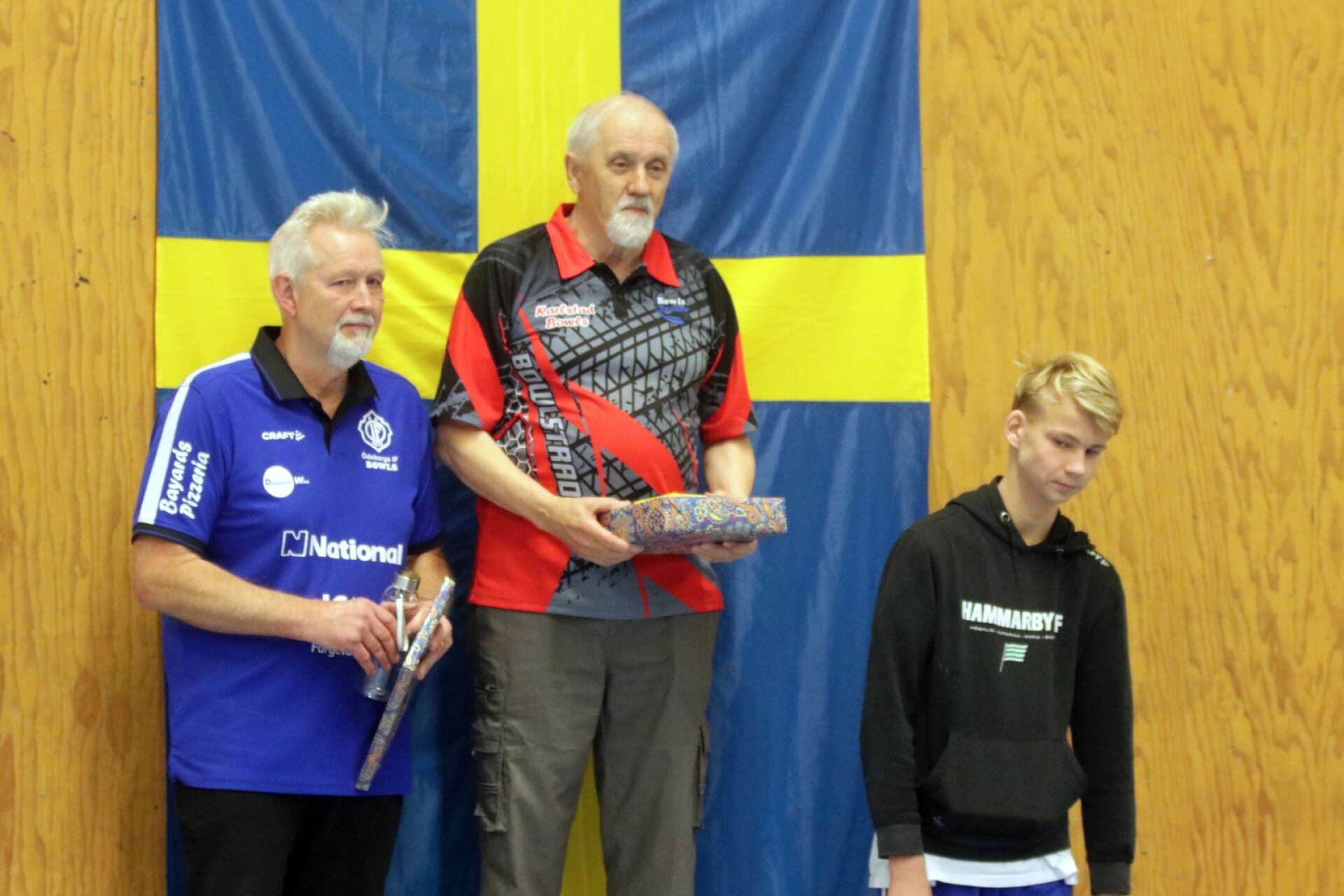 Prispallen i B-slutspelet från vänster: Urban Mathiasson (Ödeborg), Mats Knutsson (Karlstad Bowls), Joel Wikland (Stockholm bowls)
