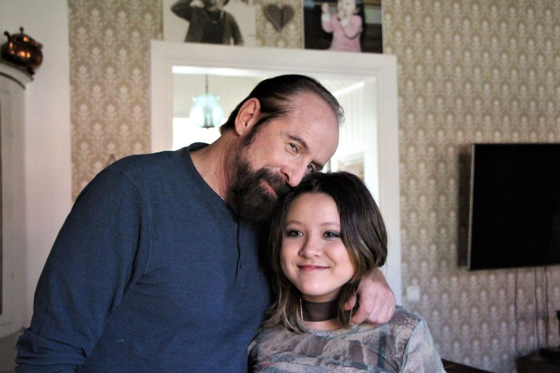 Peter Stormare och dottern Kaiya hittar sin gör-det-själv-känsla under filminspelning i Torsby.