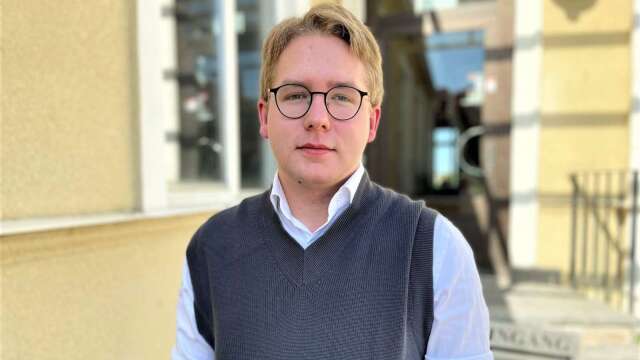 Leon Helliksson, tidigare ordförande i Centerpartiet i Arvika, går över till Liberalerna.