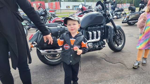 Dagens yngsta HD-supporter var Svante 3 år. Med rätt utstyrsel och med Filipstadsemblemet på skinnpajen, skolas han tidigt in i Harley-Davidsonfamiljen. Det sker alldeles naturligt eftersom Svantes morfar är med i klubben. 