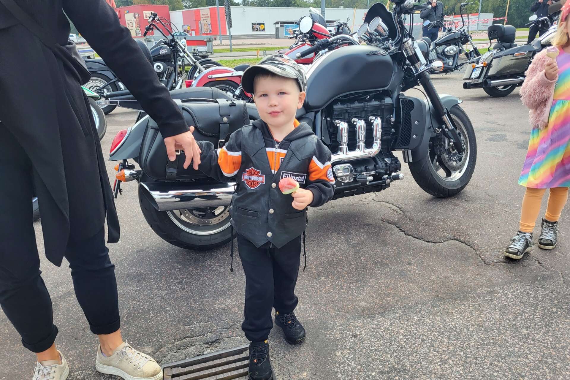 Dagens yngsta HD-supporter var Svante 3 år. Med rätt utstyrsel och med Filipstadsemblemet på skinnpajen, skolas han tidigt in i Harley-Davidsonfamiljen. Det sker alldeles naturligt eftersom Svantes morfar är med i klubben. 