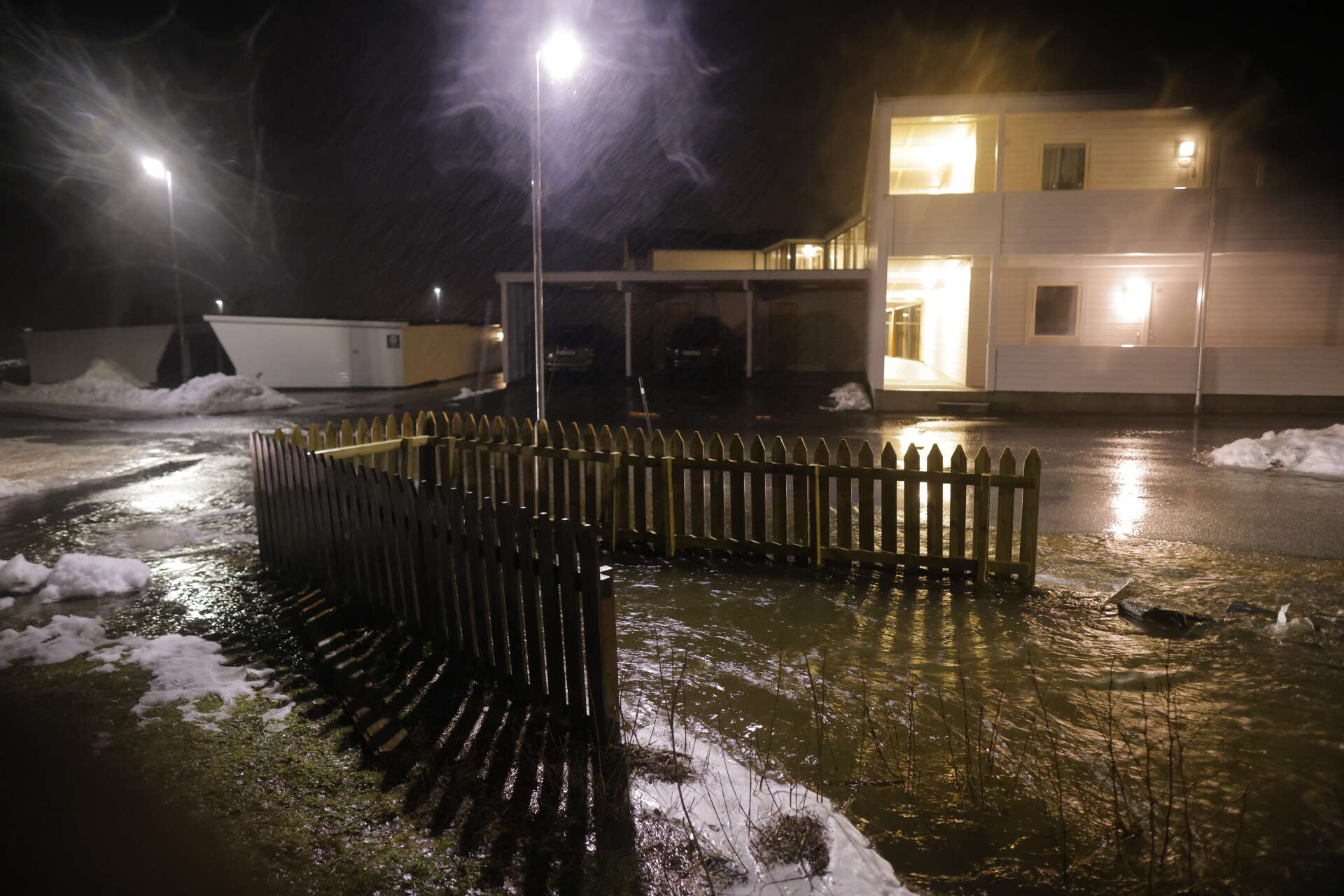 Vatten svämmar över vägarna i Skodje centrum i Ålesunds kommun i Norge.