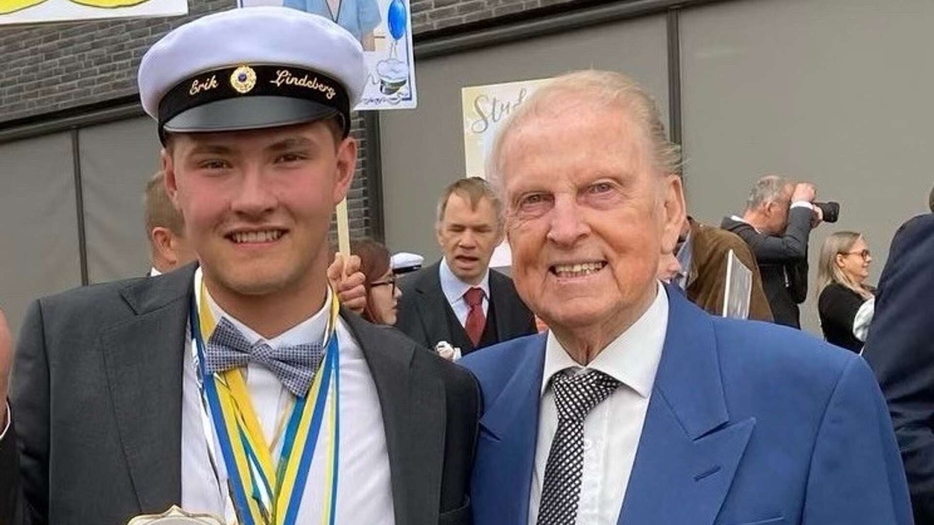 Erik Lindeberg tillsammans med morfar Evert vid studentutspringet tidigare i juni.