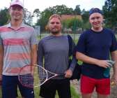 Fr.v Rickard Sjöö, Erik Larsson och Daniel Gustafsson väntar på nya matcher i Långseruds Open 