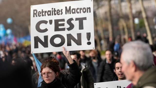 I Frankrike har protesterna rasat mot president Emmanuel Macrons pensionsreform.