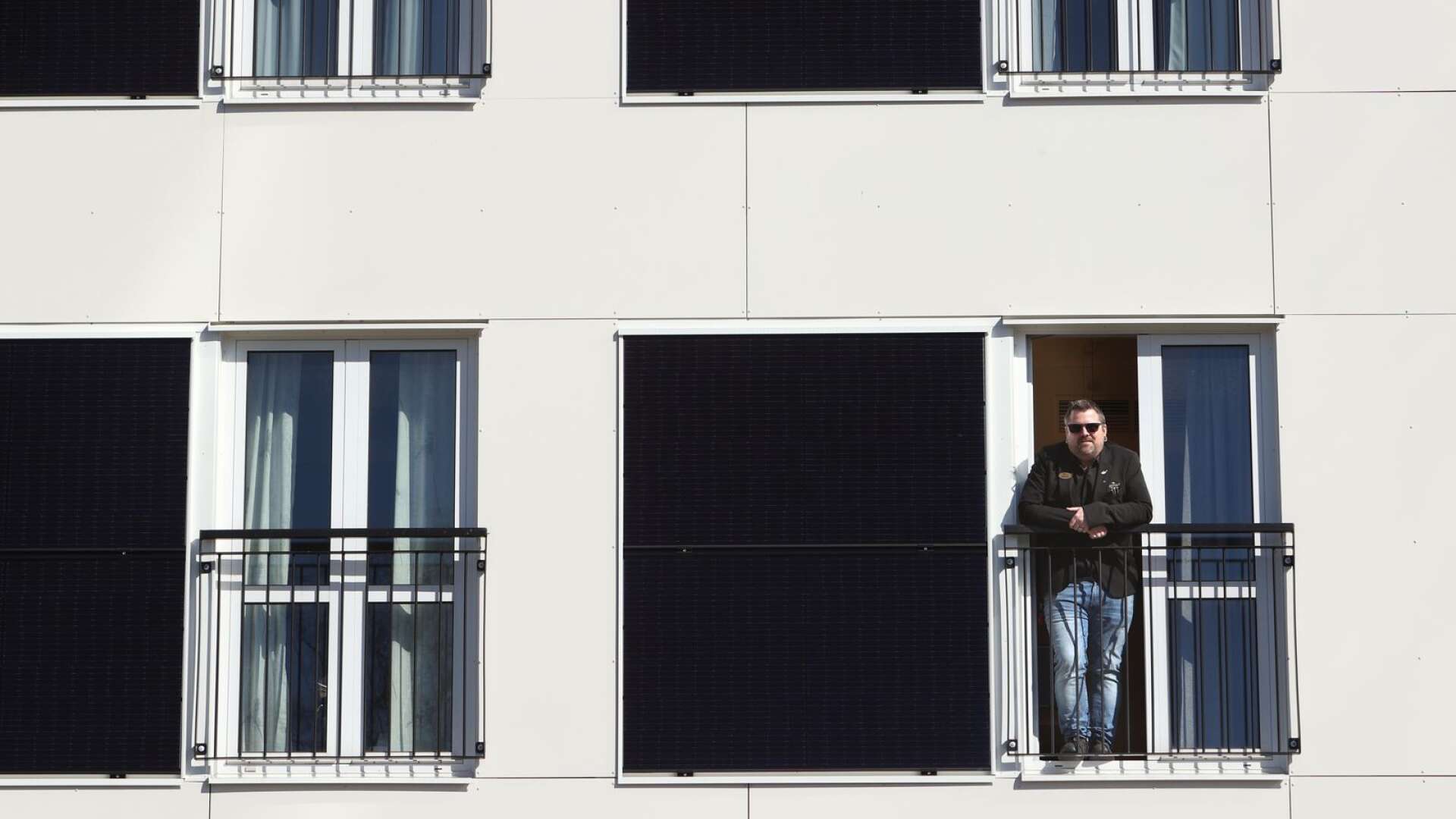 Solpanelerna smälter in bra i fasaden. Att hotellet och det kommunala bostadsbolaget tänker på miljön uppskattas av hotellchefen Mikael Voght.
