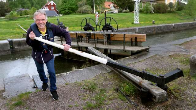 I Tåtorp finns det kvar handrivna slussar, dessa är dock inga leksaker påminner Mats  Einarsson.