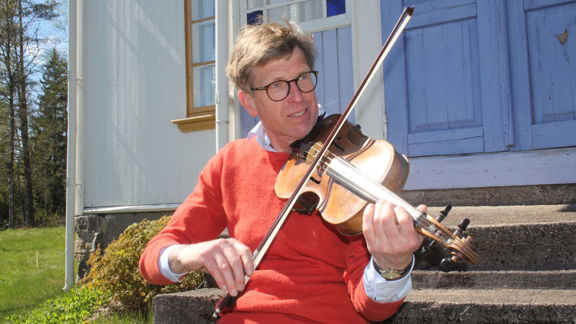 Peter Eriksson, Arvikabördig musiker, har normalt sin arbetsplats i Konserthuset i Stockholm, men den här våren har han jobbat mycket från farfarsgården utanför Årjäng.