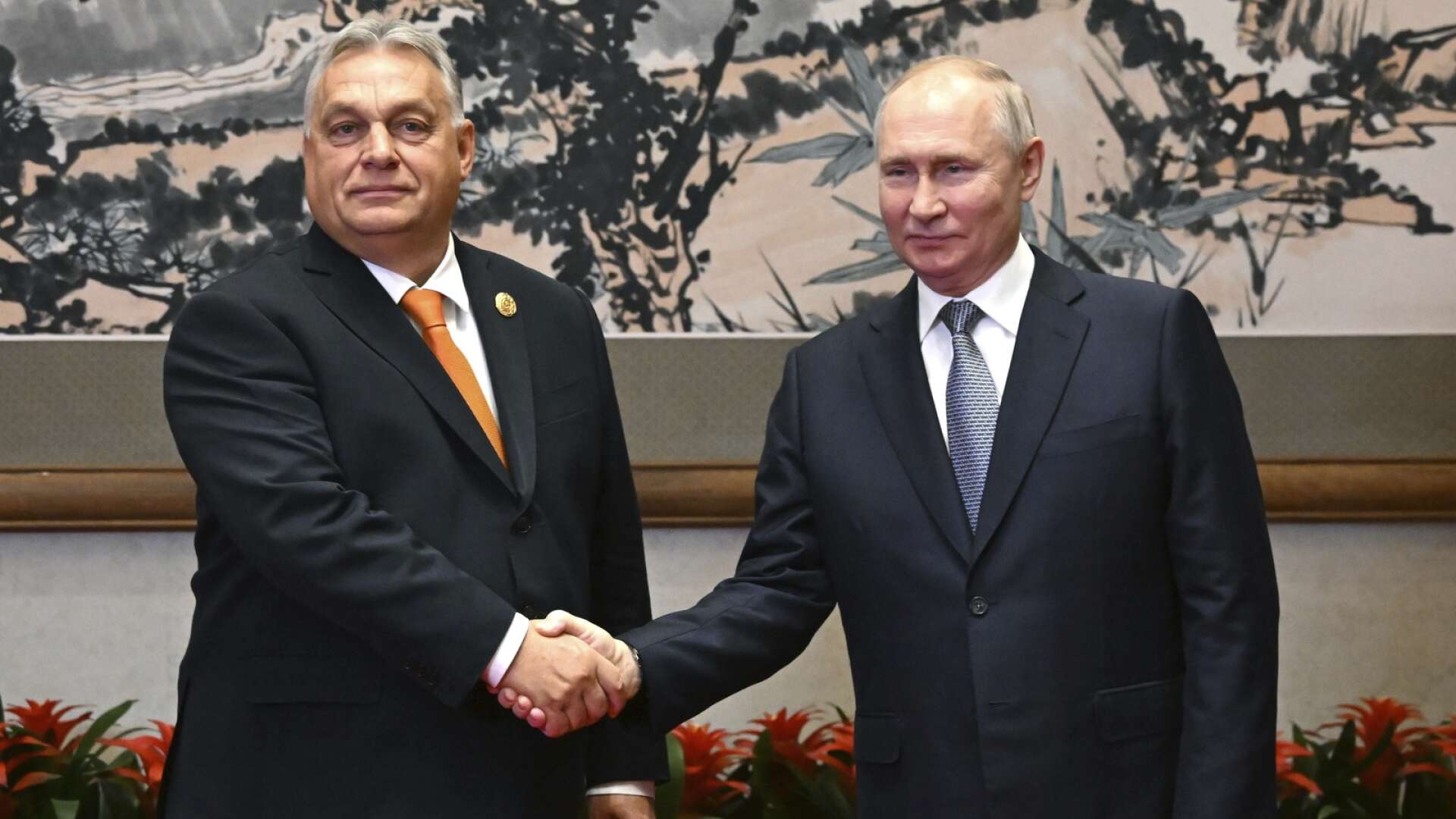 Viktor Orbán skakar hand med Vladimir Putin under ett besök i Kina.