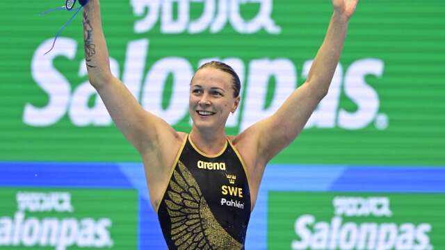 Sarah Sjöström firar VM-guldet på 50 meter fritt.