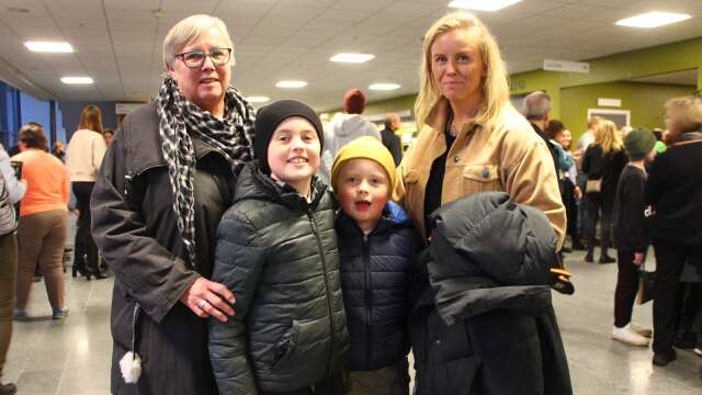 Karin Werner hade tagit med sig barnbarnen Loke och Louie samt dottern Karolina Källström till musikalen.