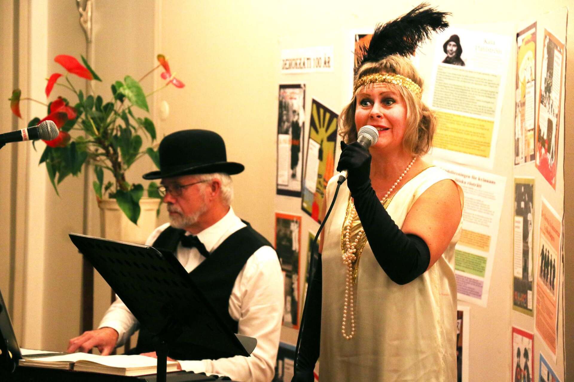 ”I den gula paviljongen” sjöng Ilona Henriksson i Charlestonklänning och tillhörande fjäderhårband. Vid pianot Roger Karlsson.