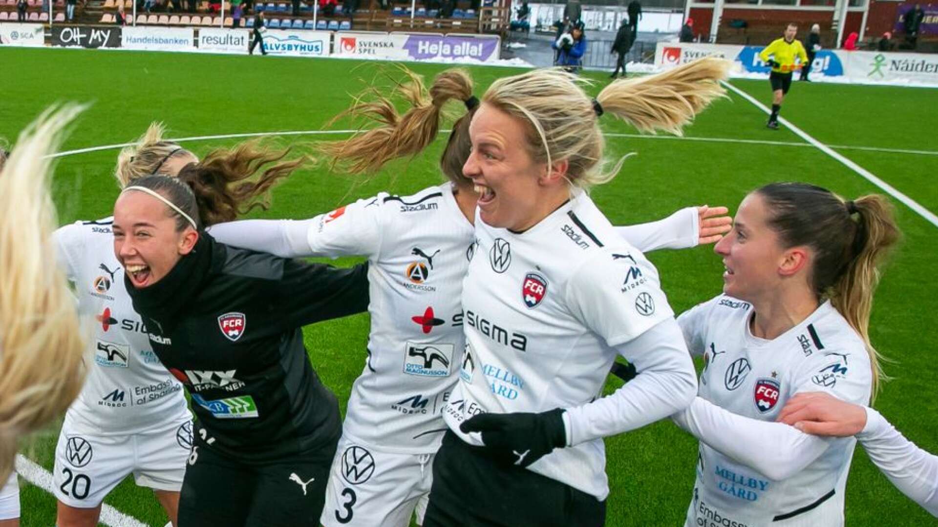 Mimmi Larsson och ett överraskat FC Rosengård fick guldjubla uppe i Piteå - med två omgångar kvar av damallsvenskan.