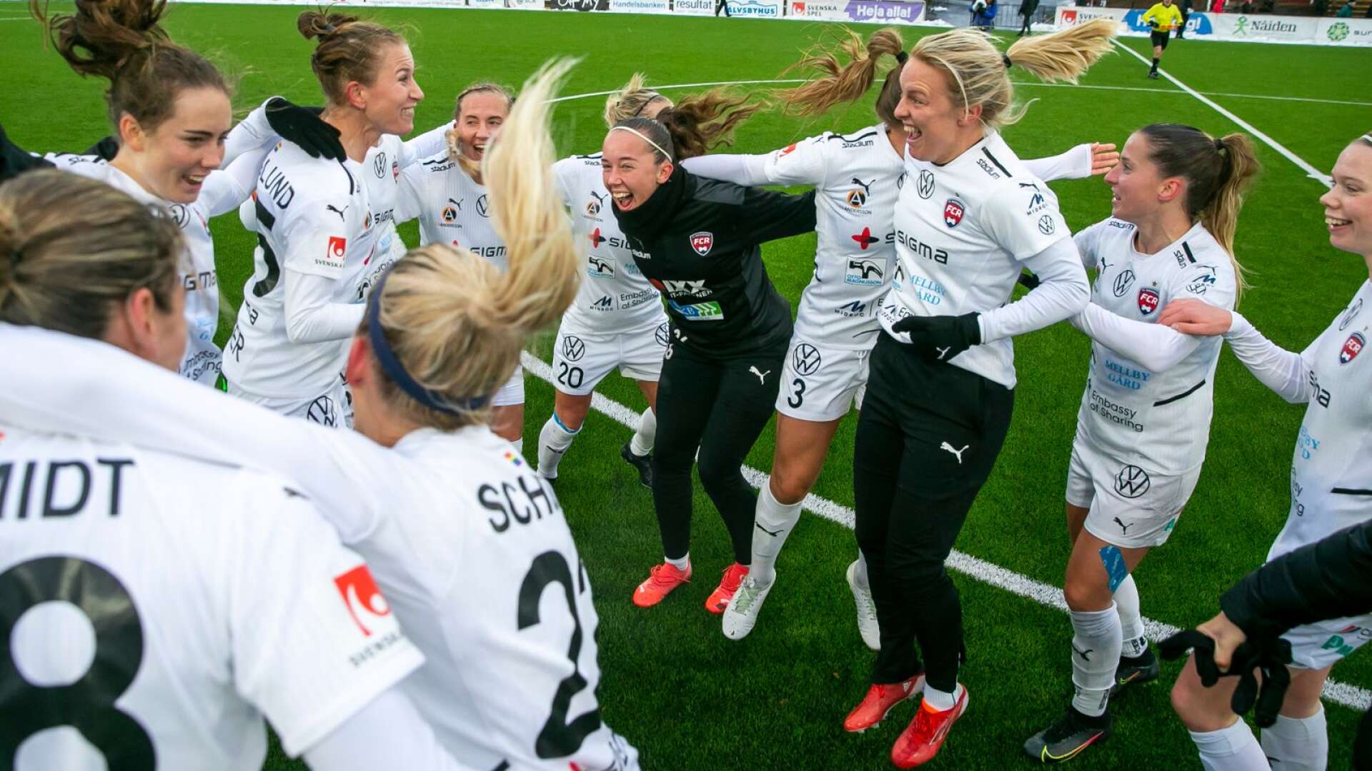 Rosengård firar SM-guldet. Trea från höger jublar värmländska Mimmi Larsson.