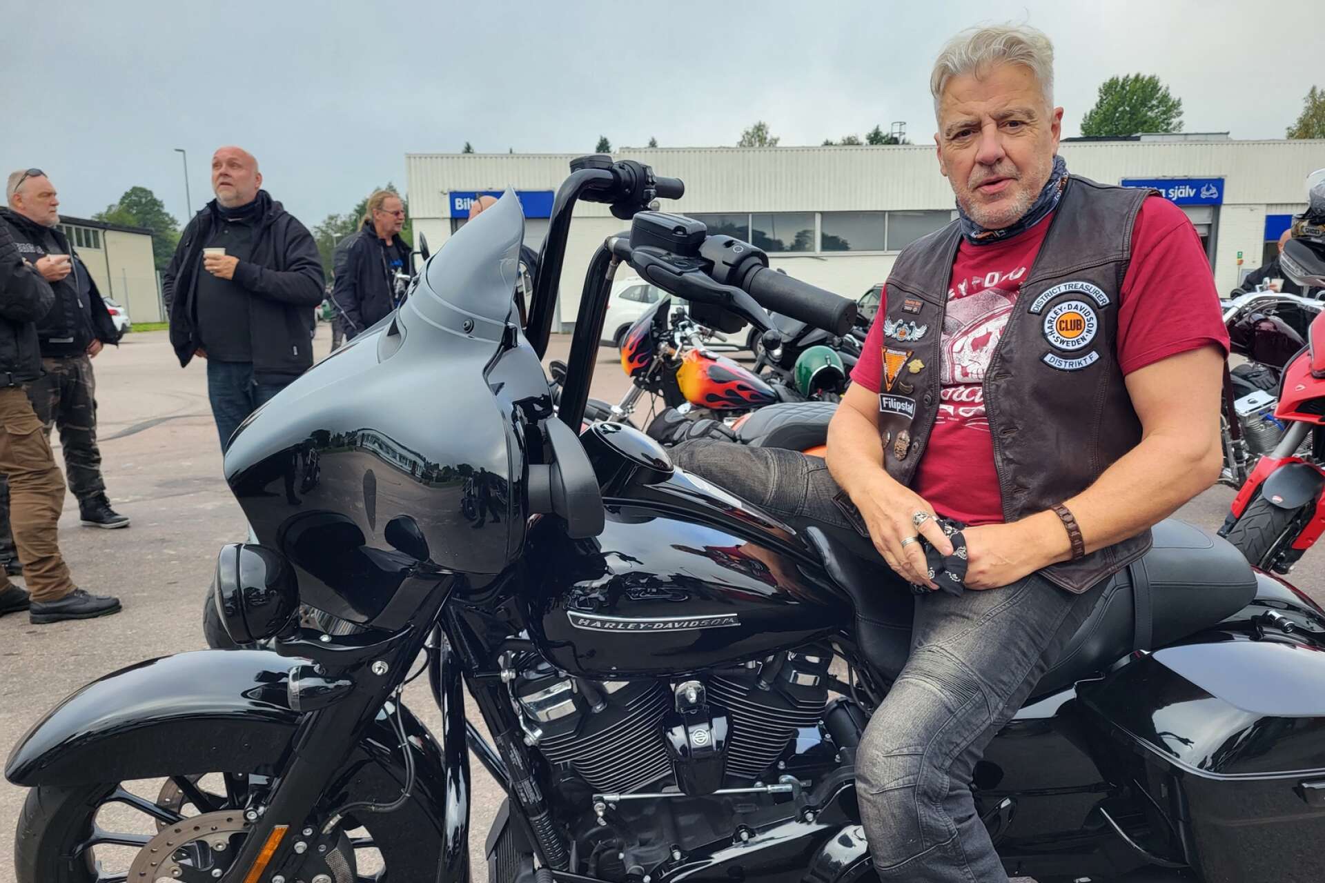 Robert Inkin är medlem i Harley-Davidson Club Sweden och är distriktskassör i Distrikt F, det framgår tydligt att åka Harley-Davidson är hans stora passion. HD-entusiaster i Filipstad samlas varje tisdag och lördag vid OK Q8 för att åka på gemesamma utflykter.