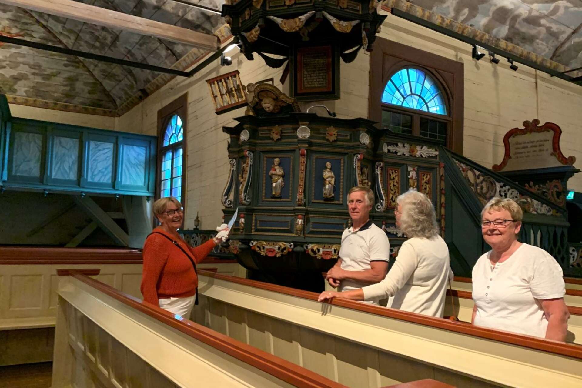 Sylvia Landgren guidar besökare i Nysunds kyrka