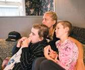 I familjens hem på Stockfallet spenderas mycket tid i soffan med en bra film på tv:n.