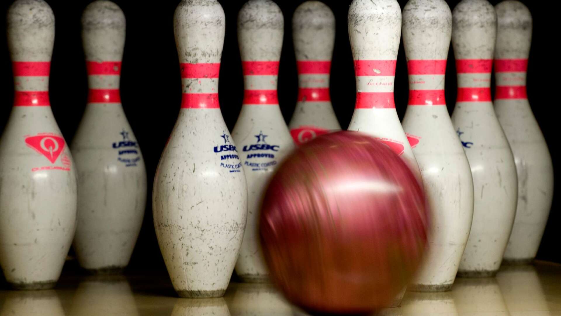 Degerfors kommun köper loss bowlingbanorna i bowlinghallen, då det visat sig att de tillhör konkursboet. 