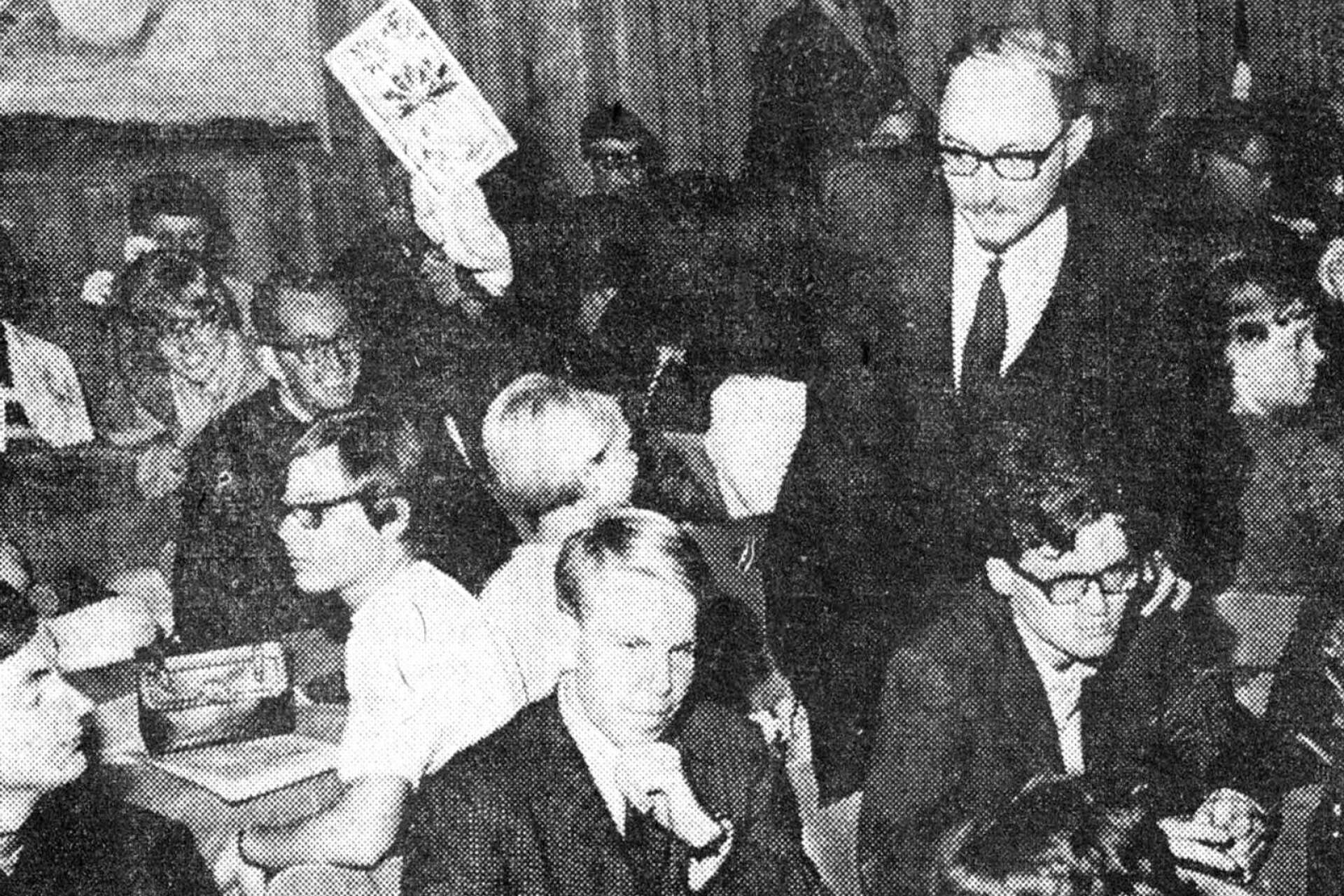 NWT-bild från studentkårens information om universitetsfilialen i september 1967. Ordf. Kjell Fredriksson informerar medan denna krönikas författare sticker fram till vänster i bild.