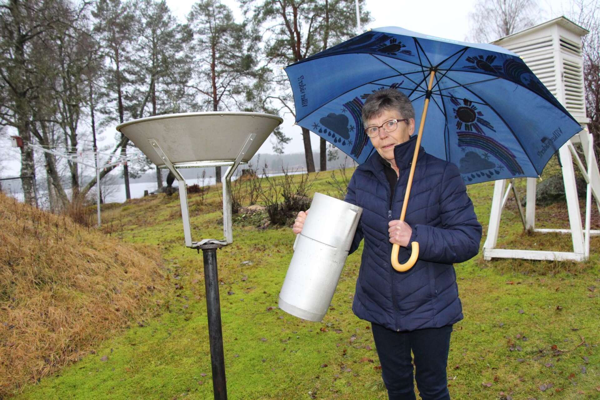 Lena Simonsson är klimatobservatör för SMHI i Gustavsfors. Tidigare har det vanliga varit att hon mätt snödjup i december, men numera är det mestadels regnmängder.