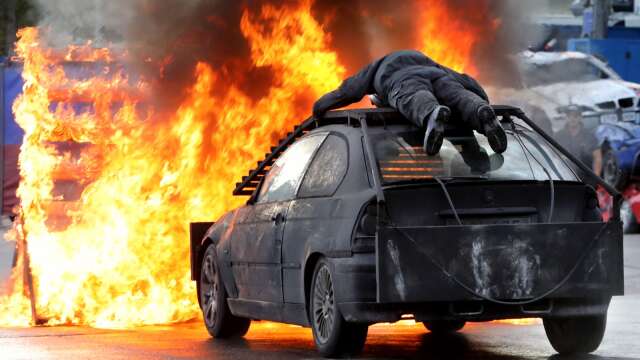 Monster truck stunt show på Billingen var stundtals en eldfängd uppvisning.