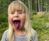 HUMOR: Att vara med i svampskogen har sina fördelar tycker Edith, då får man äta så mycket blåbär som man orkar. 
