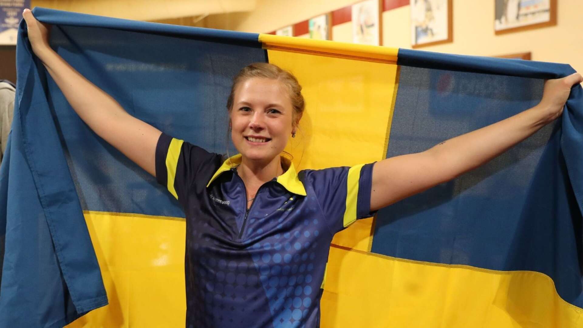 Joline Persson Planefors jublande glad efter sin VM-silvermedalj.