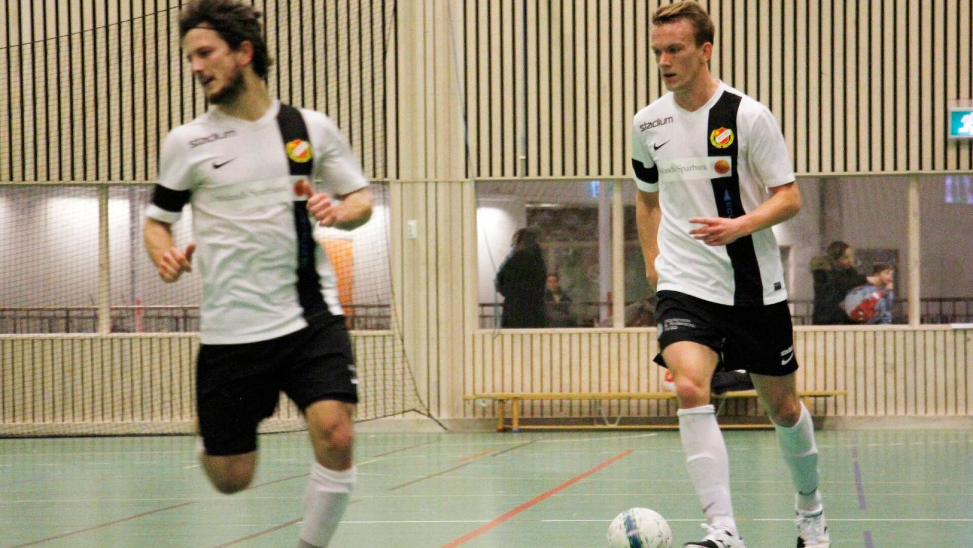 Färgelanda futsal vände ett stort underläge i halvtid och tog en poäng borta mot Sotenäs futsal. Johan Bäckström, längst fram satte ett av Färgelandas mål.