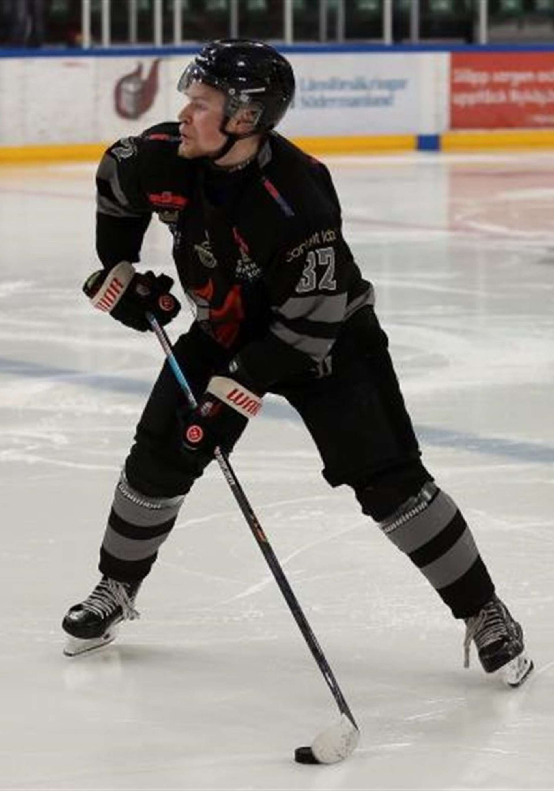 Alfred Skärkarl i Nyköpings SK:s dräkt där han gjorde debut i Hockeyettan den gångna säsongen.