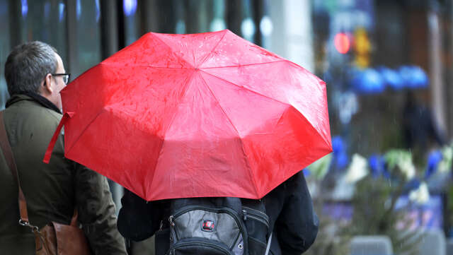 Rota fram paraplyet - under tisdagen drar två lågtryck med regnmoln och svalare luft in över landet. Arkivbild.