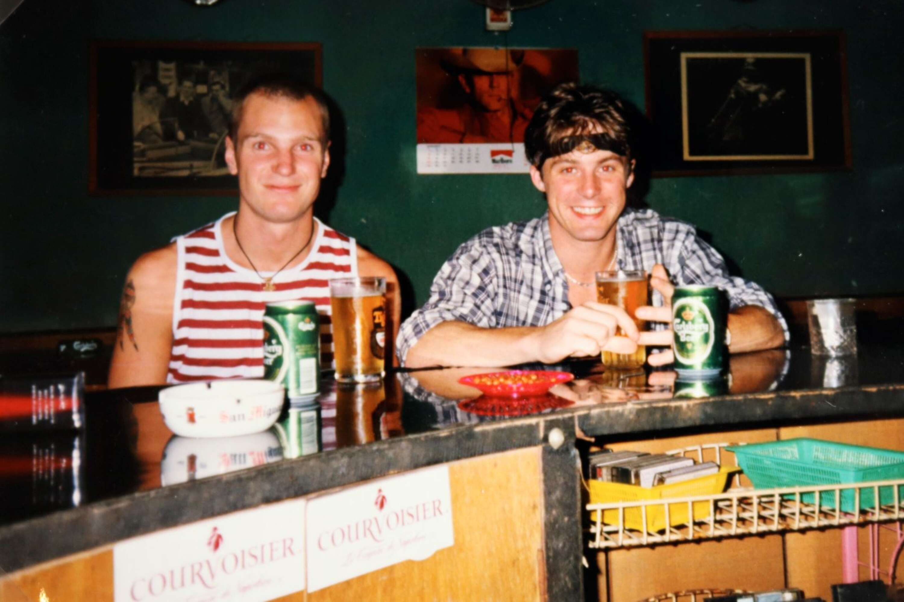 På en bar i Vietnam under jorden runtresan tillsammans med bäste vännen Claes Jonasson.