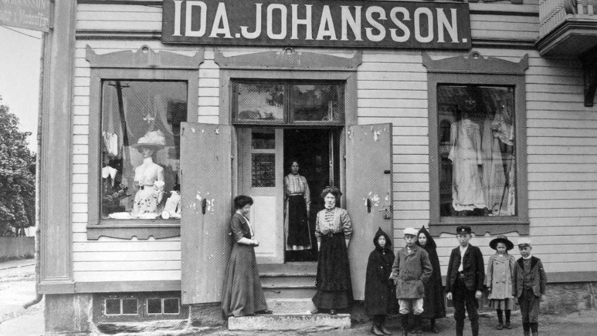 I Envallshuset drev Ida Johansson i ett halvt sekel sin manufaktur- och modeaffär. Han var i 85-årsåldern när hon överlät sin rörelse.