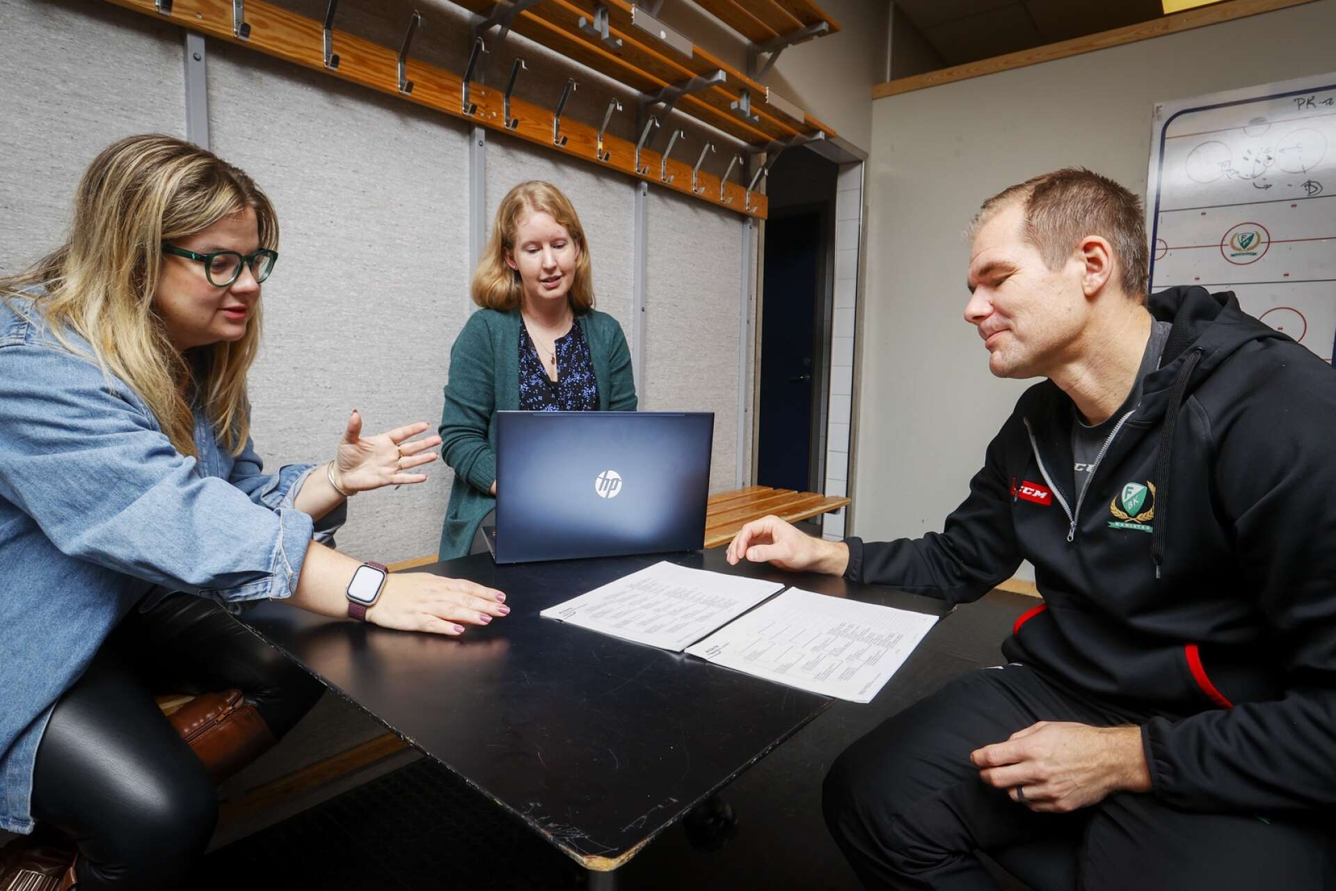 Tomas Mitell, tränare i Färjestad, får här se sitt värmländska arv för första gången. NWT:s Solveig Voyce till vänster och Ulrica Andersson, som släktforskat, i mitten bakom dataskärmen.