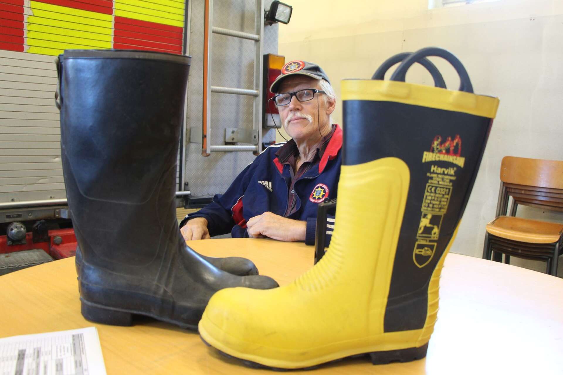 De svarta stövlarna hade Lars-Göran Johansson inom brandkåren i 41 år och de funkar fortfarande. De nya gula är han inte lika förtjust i.