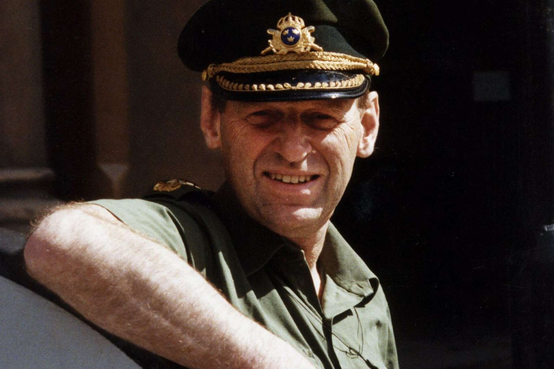 Överste Bo Hugemark (bild tagen 1989) berättar om bakgrunden till en propagandakortlek från andra världskriget. 