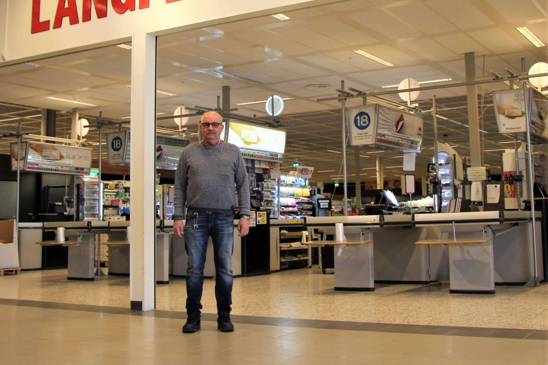Norges kontroll av inre gräns förlängs i 20 dagar och det drabbar fortsatt Långflons köpcenter, där Kjell Skjaerstad är delägare i Långflons stormarknad.