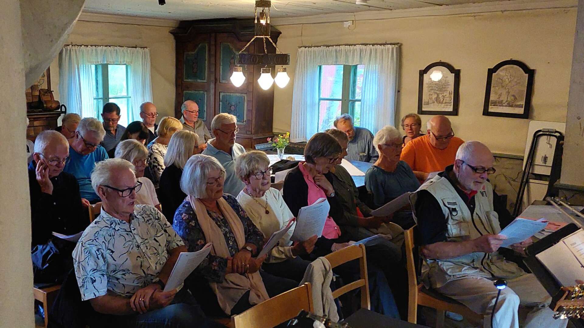 Stämningen var god när Säffle hembygdsförening bjöd på allsångskväll. Foto: Finn Hjelmström.