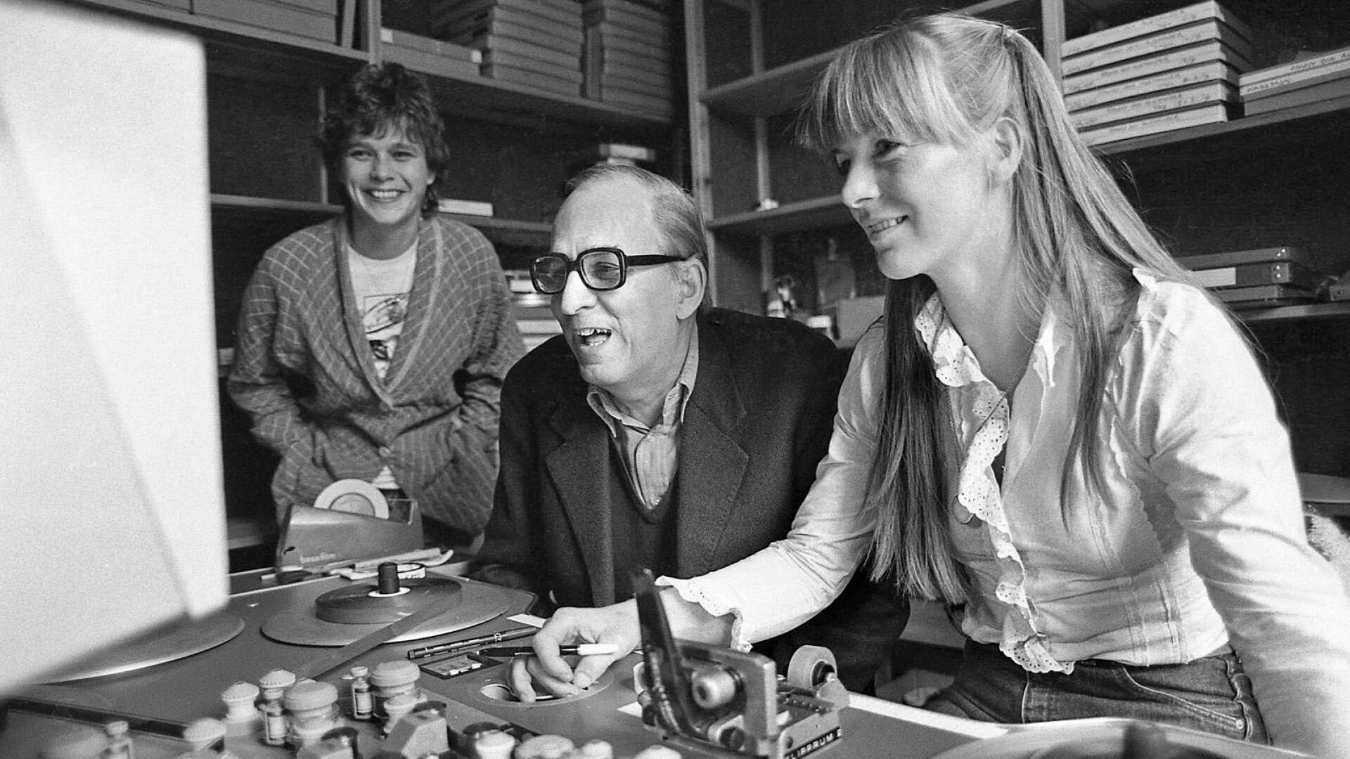 Filmklipparen Sylvia Ingemarsdotter (till höger) tillsammans med regissören Ingmar Bergman under klippningen av filmen Fanny och Alexander. I bakgrunden journalisten Eva af Geijerstam.