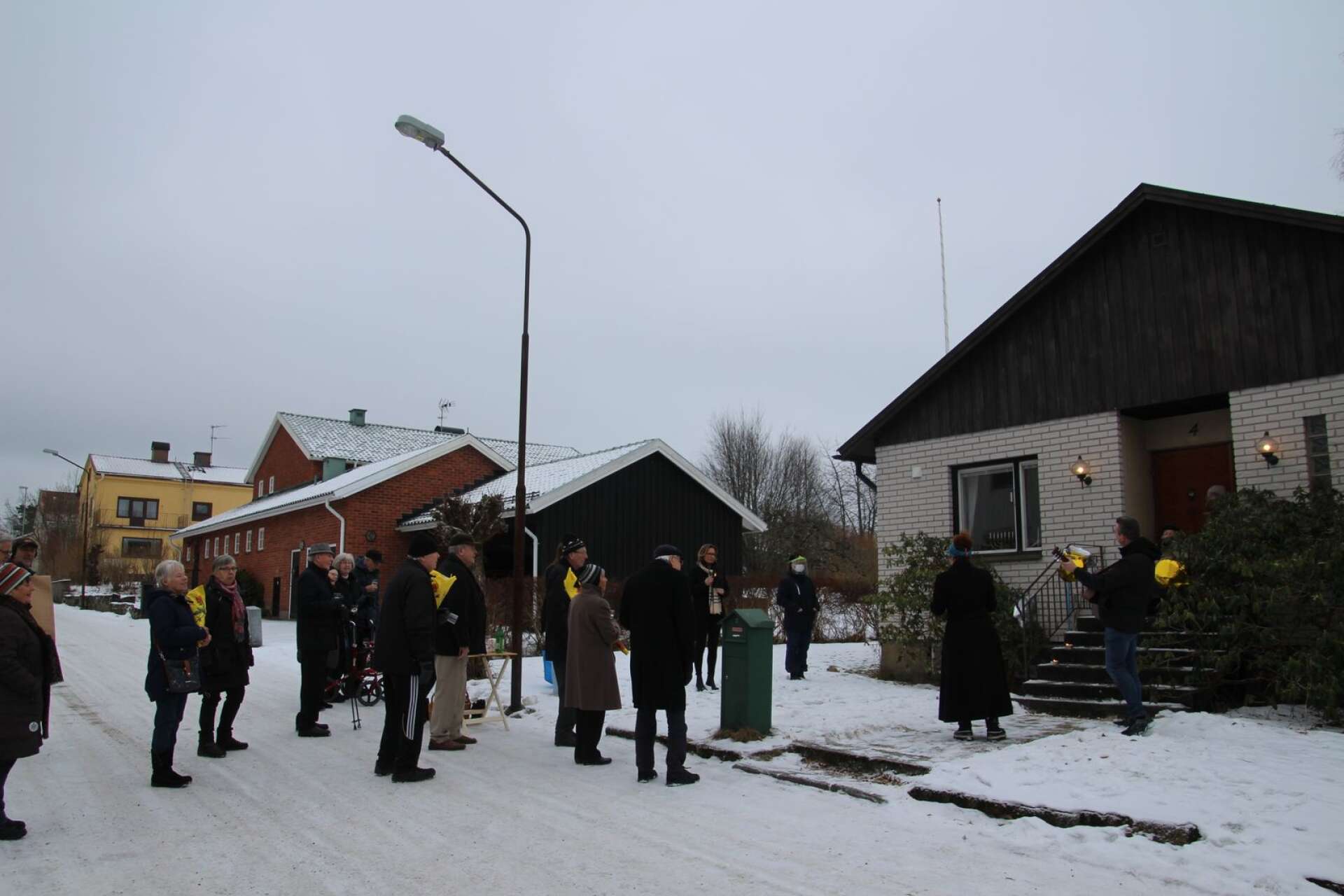 Ett tjugotal firare väntade utanför huset när Lars-Göran och Solveig klev ut på given signal.