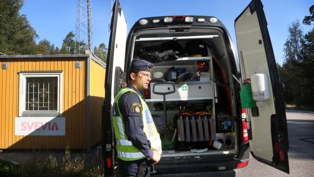När polisen under tisdagen kontrollerade den tunga trafiken längs E20 vid Säbykrogen stoppades två obesiktigade lastbilar.