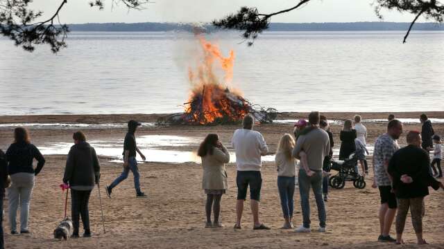 På Bomstadbadens strand brann en Valborgsmässobål. Många brasor, bland annat den i Mariebergsskogen, blev dock inställda på grund av brandrisken.