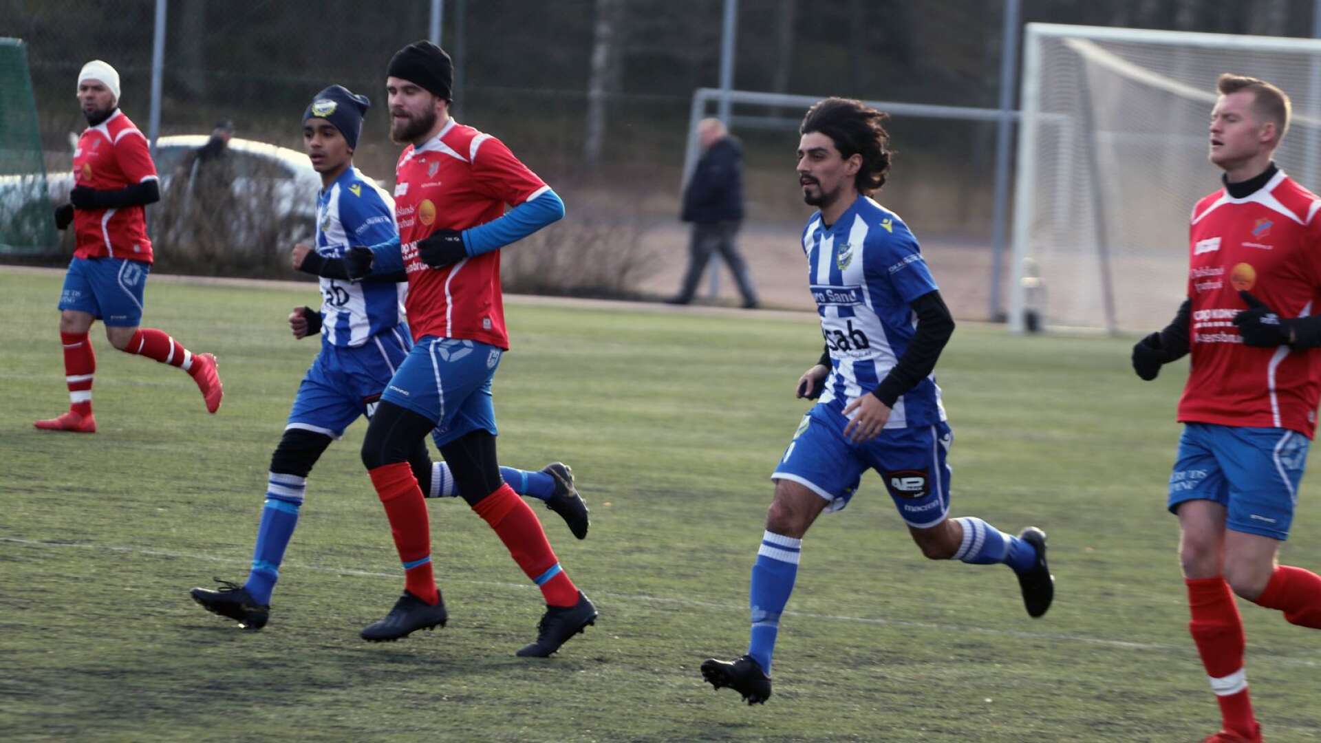 För Hassan Aldousari, Hossam Kaawach och de andra i IFK Åmål väntar en tuff start på division 2-fotbollen.