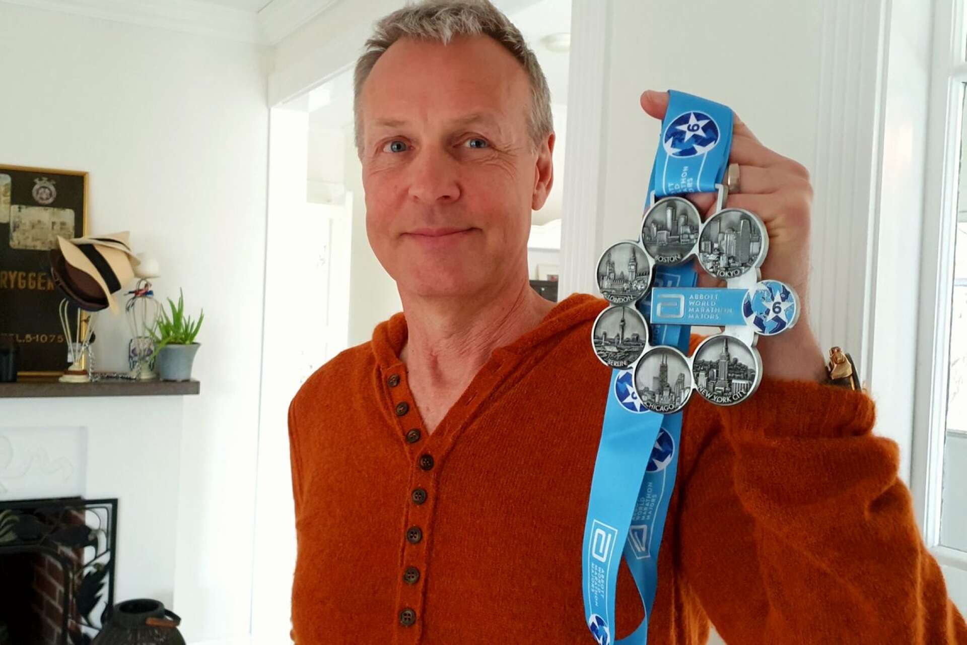 61-årige Arvikabon Rolf Kjärsgård har sprungit samtliga sex lopp som ingår i World Marathon Majors, vilket har gett honom denna medalj.