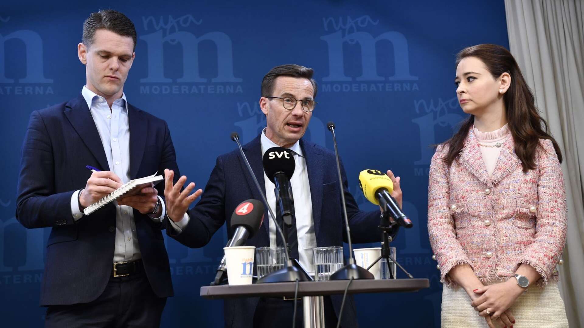 Christofer Fjellner, ordförande för programkommittén, partiledaren Ulf Kristersson och huvudsekreteraren Alice Teodorescu Måwe när direktiven till idéprogramsarbetet presenterades i april 2019.